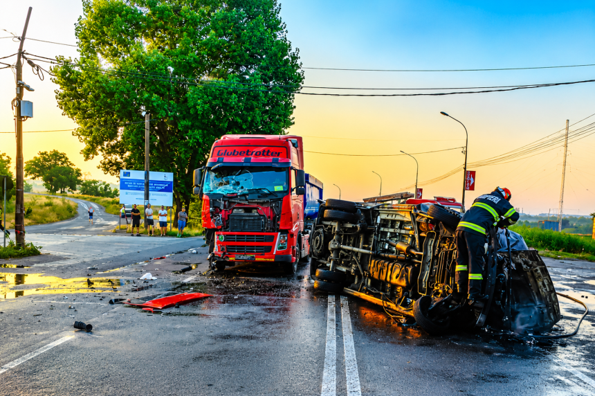 Accident grav cu victime Microbuz in flacari dupa coliziune