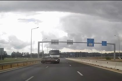 Accident in direct pe autostrada O basculanta a lovit un Duster