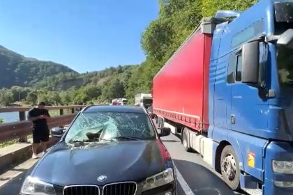 Aspectul masinilor afectate de bolovanul care a provocat moartea unei persoane pe DN7
