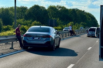 Bolid BMW implicat intr un accident pe A1 in acest moment Trafic ingreunat