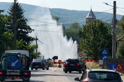 Grav Apa tasnesc din asfalt in Curtea de Arges