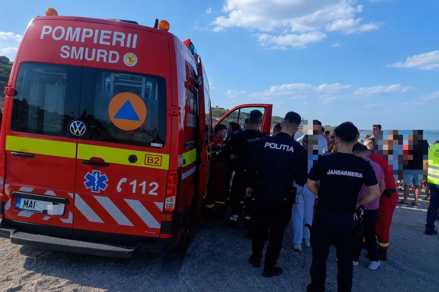 Panica pe litoral Un baiat de 15 ani a fost scos incontient din ap