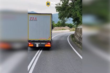 Scandalos sofer de TIR filmat aproape de coma alcoolica in