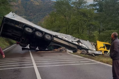 Traficul este complet oprit pe DN7 Vehicul de mari dimensiuni rasturnat