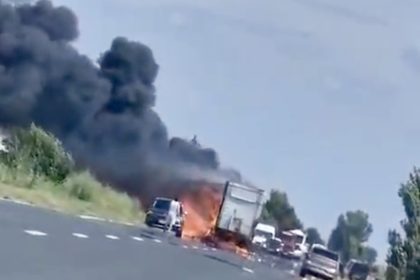Un TIR incarcat cu ulei a luat foc violent circulatia este blocata
