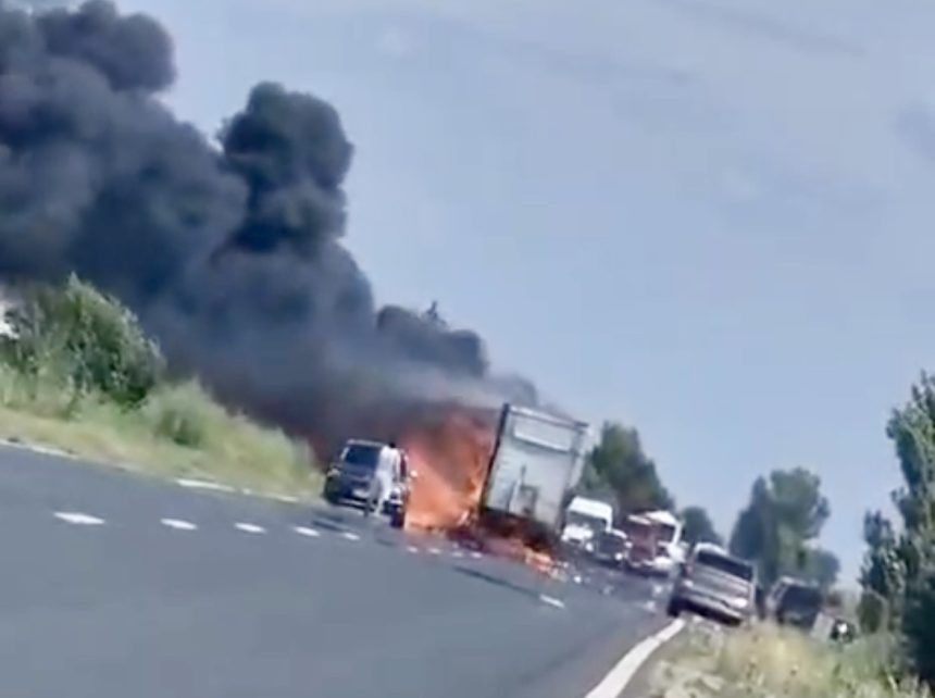 Un TIR incarcat cu ulei a luat foc violent circulatia este blocata