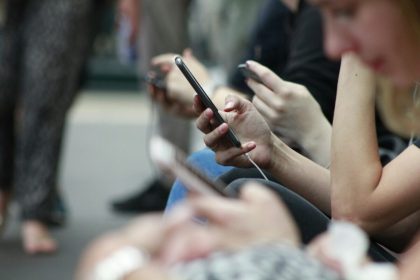 WhatsApp isi schimba radical regulile
