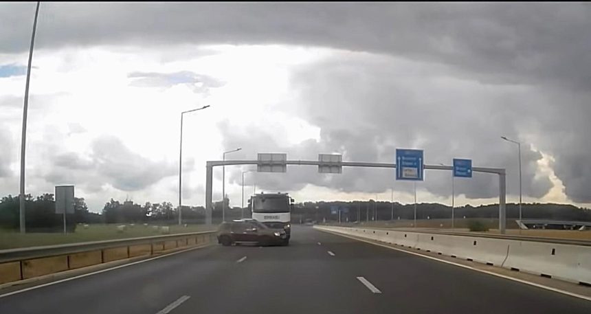 accident live pe autostrada o basculanta a lovit un duster