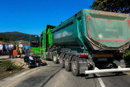 accident serios intre un TIR si o motocicleta trafic oprit
