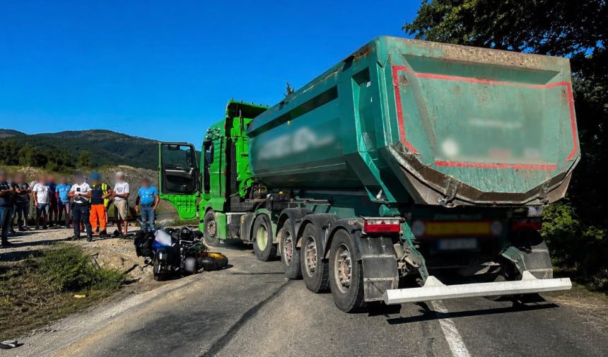 accident serios intre un TIR si o motocicleta trafic oprit