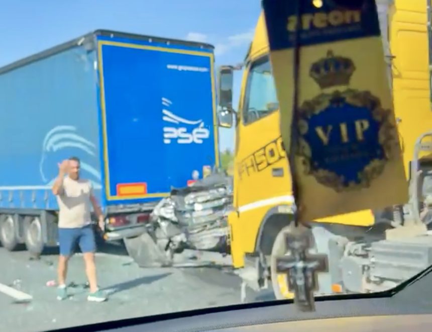 Accident deosebit de grav pe A0 la km 26 Masina intrata sub un