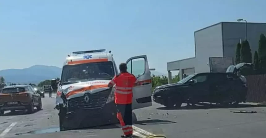 Accident in Brasov intre o ambulanta si o masina 5 persoane