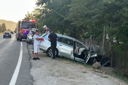 Accident pe DN67 in Cazanesti Valcea Vehicul cazut in sant