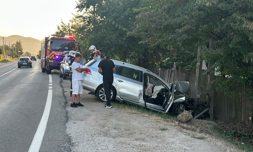 Accident pe DN67 in Cazanesti Valcea Vehicul cazut in sant