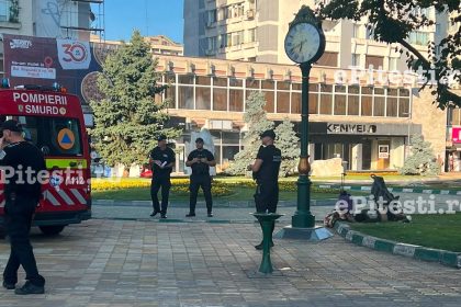Agitatie in centrul Pitestiului Echipaj SMURD in apropiere de Mall