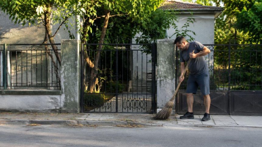 Ai casa si nu faci curatenie in fata portii Poti fi sancionat