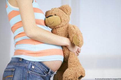 Arges Zeci de mame adolescente au adus pe lume copii