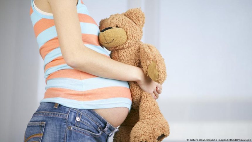 Arges Zeci de mame adolescente au adus pe lume copii