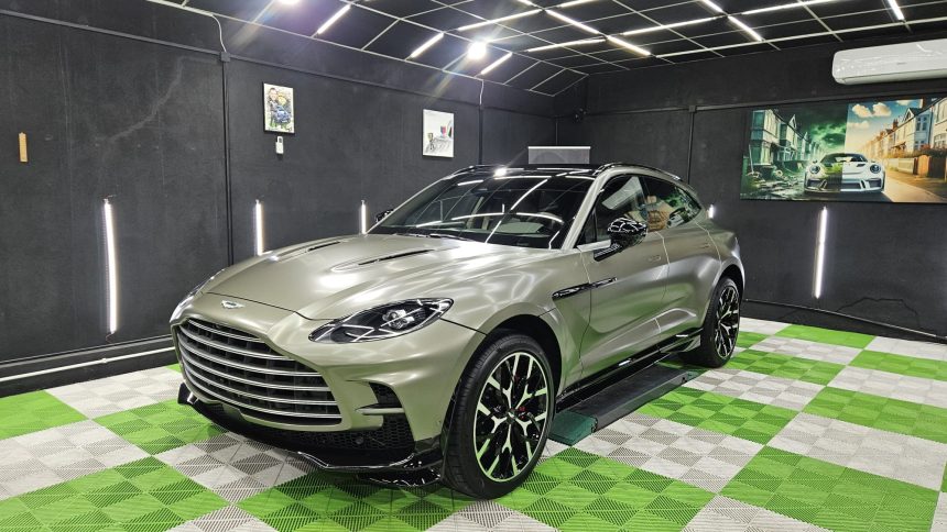 Aston Martin DBX 707 de top tratament premium cu folie PPF la