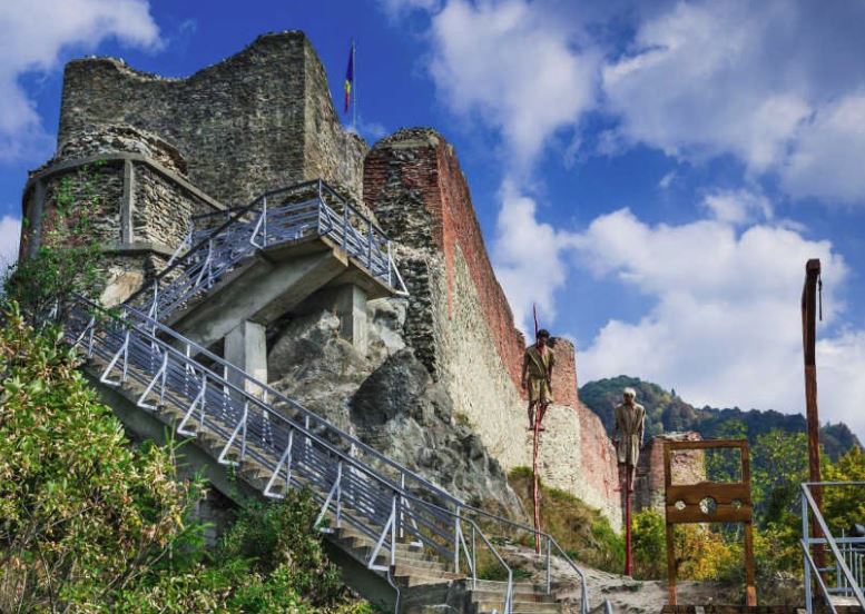 Cetatea Poienari din Arges redeschisa dupa aparitia ursului