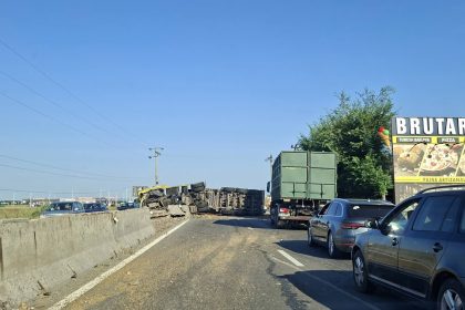 DN1 Ploiesti Brasov blocat la Pauleti Accident cu un camion rasturnat