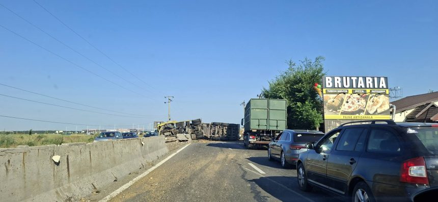 DN1 Ploiesti Brasov blocat la Pauleti Accident cu un camion rasturnat