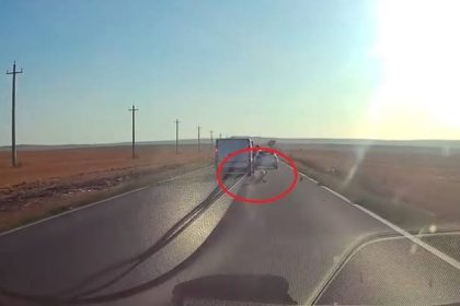 Filmari socante din Tulcea Copil cazut dintr o masina in miscare