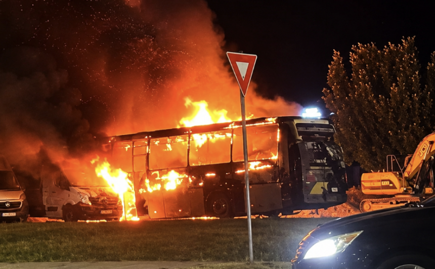 Incendiu in Ramnicu Valcea langa Shopping City Un autobuz
