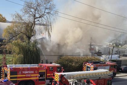 Incendiu la o hala din Darmanesti Arges Zeci de angajati afectati