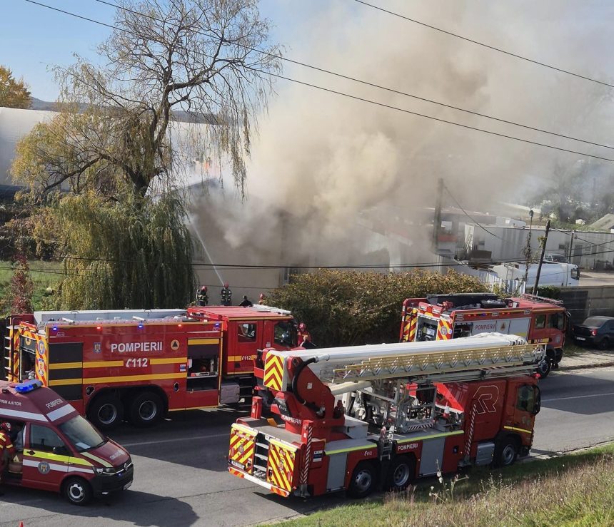 Incendiu la o hala din Darmanesti Arges Zeci de angajati afectati