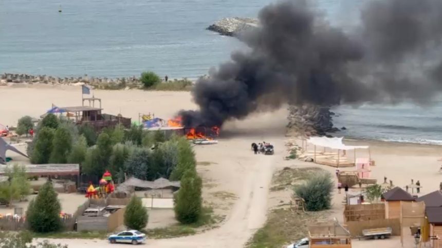 Incendiu pe o plaja din Constanta o magazie si doua
