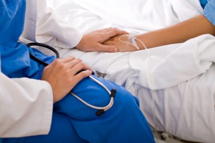 Ingrijiri medicale la domiciliu oferite de CAS Cine beneficiaza de acestea
