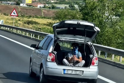 Maxima inconstienta pe A1 Tanar surprins in portbagaj