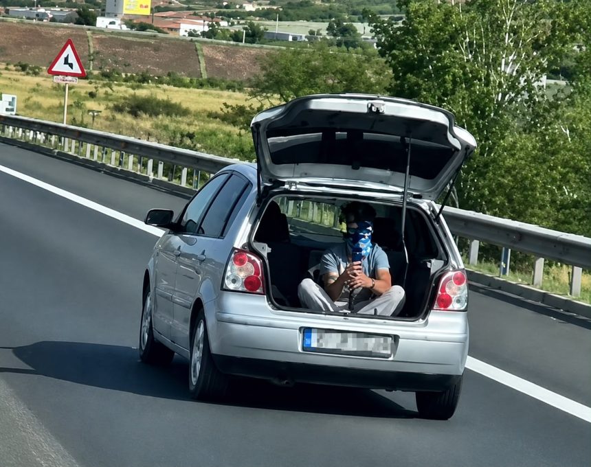 Maxima inconstienta pe A1 Tanar surprins in portbagaj
