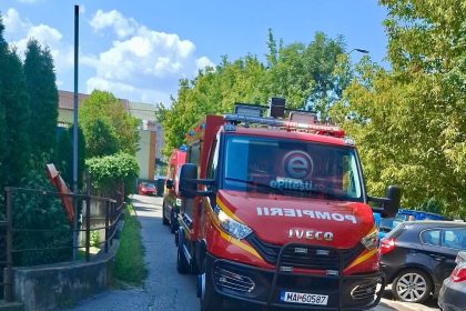 Panica intr un bloc din Pitesti O femeie a fost prinsa intr un lift