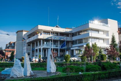Primaria Mioveni imbunatateste curtea Scolii Gimnaziale
