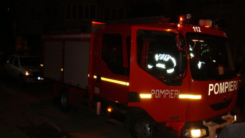 Stolnici Arges Acoperis desprins si elemente cazute pe strada