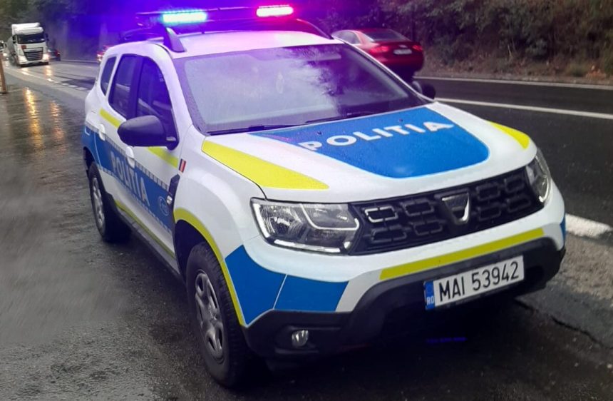 Trafic blocat pe DN7 Pietre cazute de pe versanti au avariat un