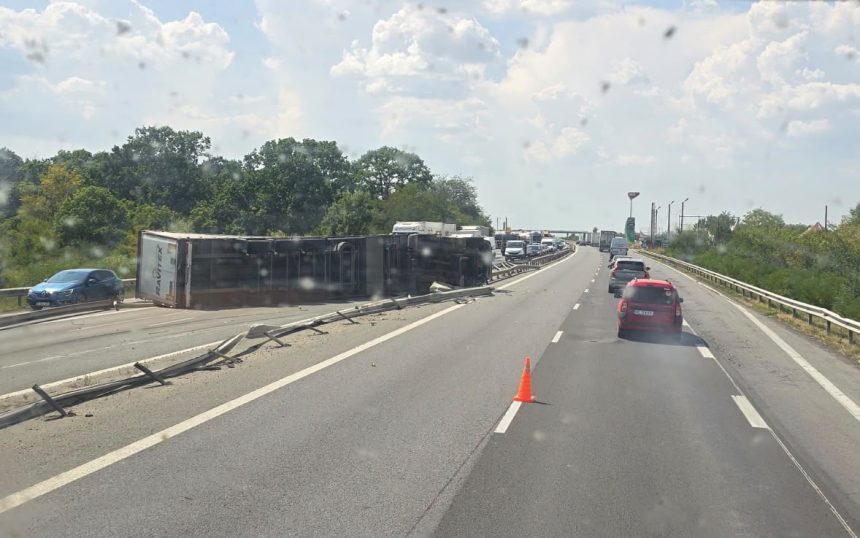 Trafic oprit pe Autostrada A1 Mastodont rasturnat pe sensul de mers