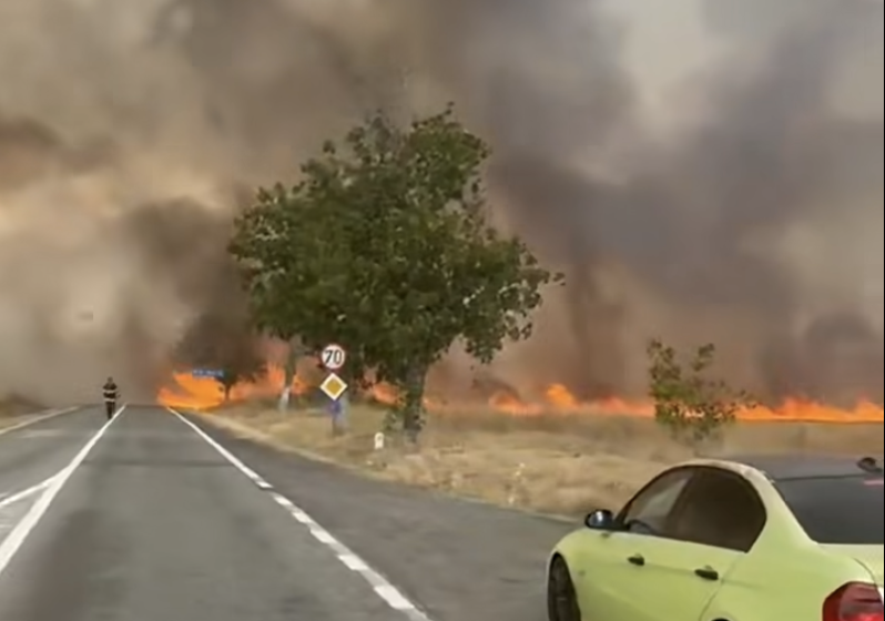 Trafic oprit pe DN 67 in Gorj din cauza unui incendiu