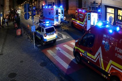 Un sofer a acrosat pietonii de pe trotuar Unul a