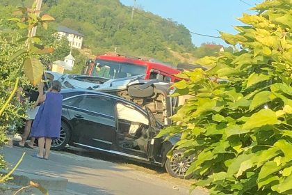 accident grav la vladesti valcea doua masini distruse complet