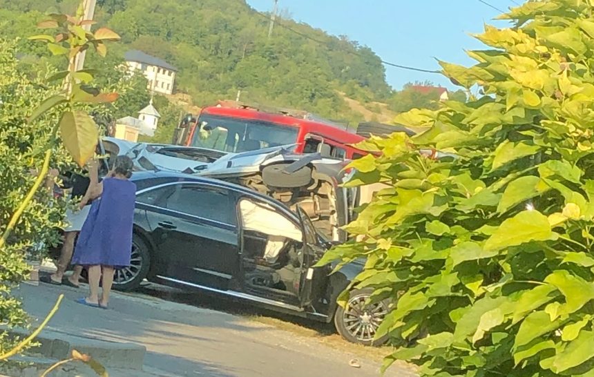 accident grav la vladesti valcea doua masini distruse complet