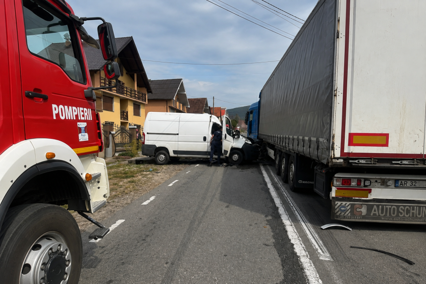 accident grav o victima a ramas incarcerata in urma impactului dintre o