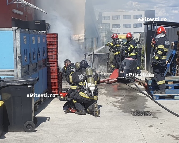 incendiu cu degajari mari de fum intr un mall din deva oameni evacuati
