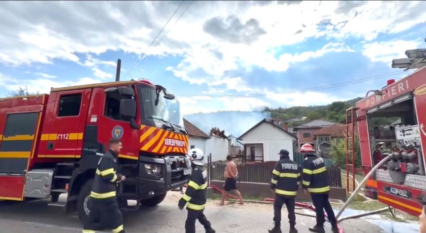 incendiu de amploare in gaesti fum gros si alerta ro alert