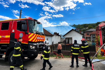 incendiu de proportii in miheti arges flacrile au mistuit