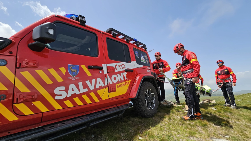 interventie salvamont arges pe varful vistea mare doi tineri in varsta de 18 ani