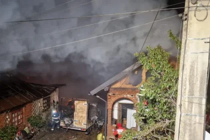 Incendiu puternic în Argeș! Două case și anexele, cuprinse de flăcări