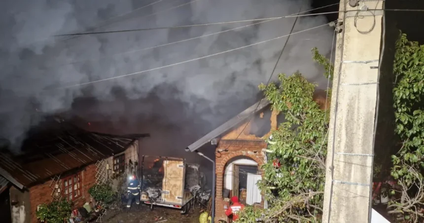 Incendiu puternic în Argeș! Două case și anexele, cuprinse de flăcări